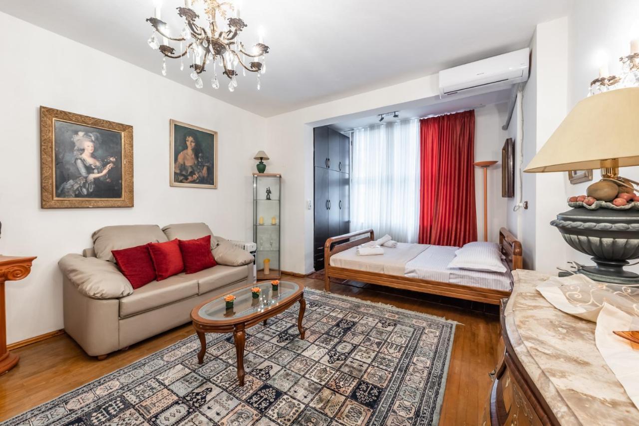 Vintage And Warm 2br In Apartment
